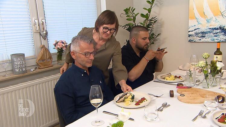 Reiner (links) gibt beim Anblick des Wolfsbarsches ein wohliges "Mmm" von sich.