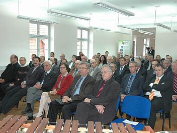 Beim Festakt zur Einweihung des neuen Bürgerzentrums in Hofheim waren einige prominente Gäste dabei. Natürlich auch die Bürgermeisterkollegen sowie Landrat Rudolf Handwerker (Vierter von links, vorne).  Die Pfarrer Greier und Sapper (von links) gaben den Segen.