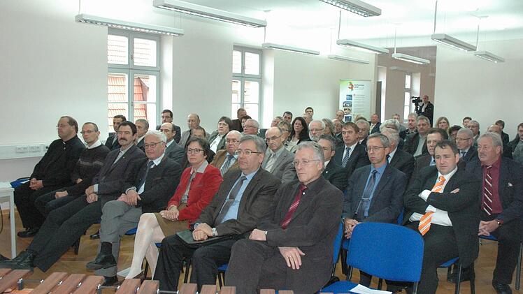 Beim Festakt zur Einweihung des neuen Bürgerzentrums in Hofheim waren einige prominente Gäste dabei. Natürlich auch die Bürgermeisterkollegen sowie Landrat Rudolf Handwerker (Vierter von links, vorne).  Die Pfarrer Greier und Sapper (von links) gaben den Segen.