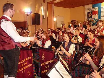 Optimal vorbereitet haben sich die Aktiven des Musikvereins Neukenroth unter der Leitung von Kreisdirigent Roman Steiger für die Konzerte am 29. und 30. März in Neukenrother Pfarrzentrum.  Foto: Gerd Fleischmann