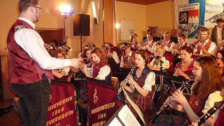 Optimal vorbereitet haben sich die Aktiven des Musikvereins Neukenroth unter der Leitung von Kreisdirigent Roman Steiger für die Konzerte am 29. und 30. März in Neukenrother Pfarrzentrum.  Foto: Gerd Fleischmann