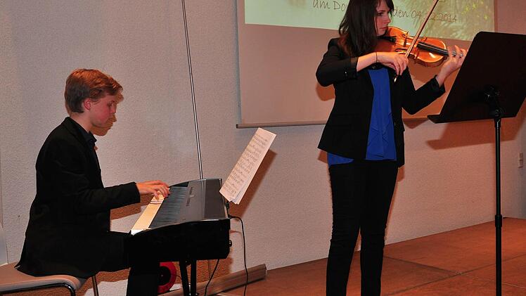 Die Schüler des E.T.A.-Hofmann-Gymnasiums Bamberg, Jonas Hamann (Klavier) und Veronika Böhm (Geige), gestalteten den Festakt zum Tag des Ehrenamts im Landratsamt Haßberge in Haßfurt. Foto: Ulrike Langer