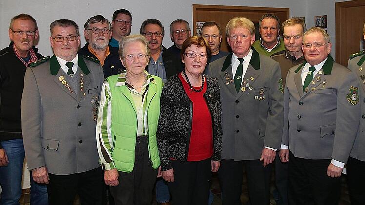 Groß war die Anzahl der Mitgliederehrungen für 25 bis 50 Jahre Treue zu den Almrausch-Schützen.  Foto: Gerd Schaar