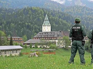 Beamte aus Franken in unmittelbarer Nähe von Schloss Elmau. Links unten das Medienzentrum und die Fotografen-Tribüne