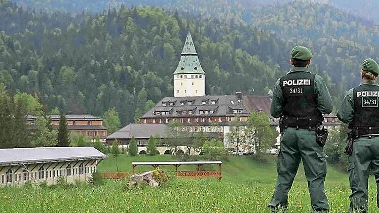 Beamte aus Franken in unmittelbarer Nähe von Schloss Elmau. Links unten das Medienzentrum und die Fotografen-Tribüne