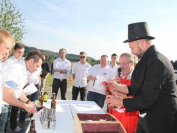 Kerwaausgraben mal anders: Die Wartenfelser haben beim Sportheim eigens eine "Kerwa-Gruft" betoniert und einen echten Sarg - so groß, dass möglichst viele kleine Schnapsflaschen und Bier reinpassen - gezimmert. Unter der Regie eines falschen Paters und eines falschen Leichenbestatters wurde die Kerwa dann ausgegraben.  Foto: Sonja Adam