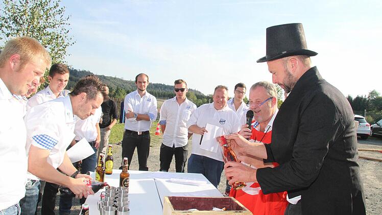 Kerwaausgraben mal anders: Die Wartenfelser haben beim Sportheim eigens eine "Kerwa-Gruft" betoniert und einen echten Sarg - so groß, dass möglichst viele kleine Schnapsflaschen und Bier reinpassen - gezimmert. Unter der Regie eines falschen Paters und eines falschen Leichenbestatters wurde die Kerwa dann ausgegraben.  Foto: Sonja Adam