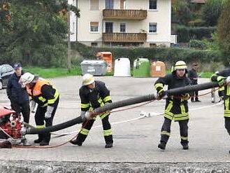 Schnellstmöglich eine Saugleitung zu legen und damit Wasser zum Brandort zu bringen, das war eine der Aufgaben bei der Leistungsprüfung "Wasser" der Feuerwehren in Kirchaich.  Foto: Sabine Weinbeer