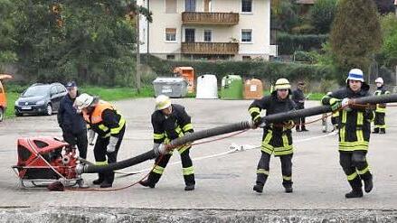 Schnellstmöglich eine Saugleitung zu legen und damit Wasser zum Brandort zu bringen, das war eine der Aufgaben bei der Leistungsprüfung "Wasser" der Feuerwehren in Kirchaich.  Foto: Sabine Weinbeer