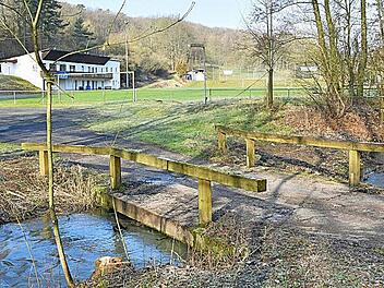 Für 40 000 Euro wird die marode Brücke über die Wässernach vor dem Sportheim in Wülflingen noch im März erneuert. Fotos: Ulrike Langer