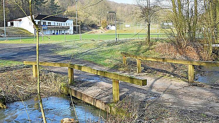 Für 40 000 Euro wird die marode Brücke über die Wässernach vor dem Sportheim in Wülflingen noch im März erneuert. Fotos: Ulrike Langer
