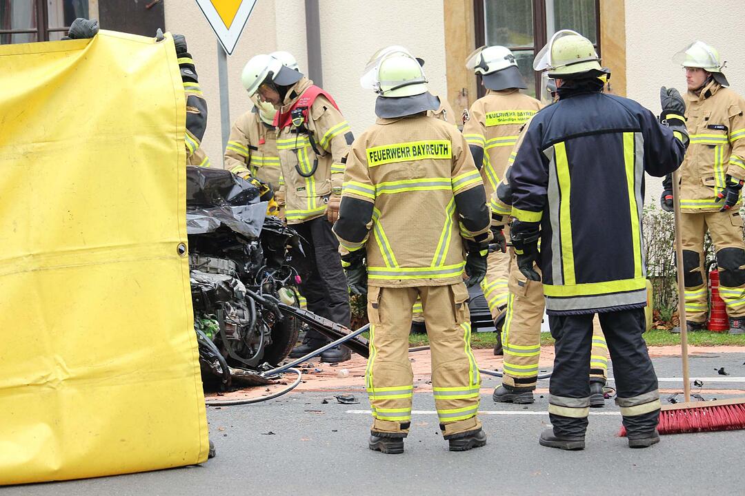 Frau wird bei Crash in Bayreuth im Auto eingeklemmt