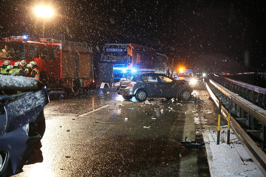 Schwerer Zusammenstoß auf der A93 - Fahrer stirbt noch an der Unfallstelle