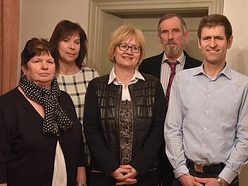 Im Rahmen der Gemeinderatssitzung ehrte Bürgermeister Martin Rauscher Blutspender: Von links: Ute Finzel, Petra Pfaller, Elke Al-Bitar, Martin Rauscher und Thomas Basedow Foto: Gabi Arnold