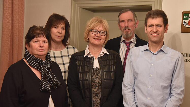 Im Rahmen der Gemeinderatssitzung ehrte Bürgermeister Martin Rauscher Blutspender: Von links: Ute Finzel, Petra Pfaller, Elke Al-Bitar, Martin Rauscher und Thomas Basedow Foto: Gabi Arnold
