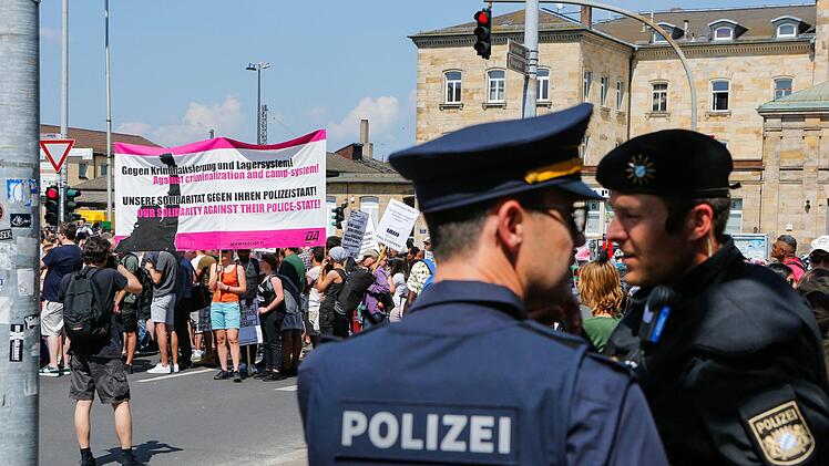 Demonstration gegen das geplante Polizeiaufgabengesetz am 12. Mai 2018 in Bamberg. Foto: Matthias Hoch