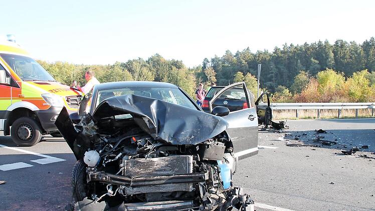 Die Wucht des Aufpralls war so heftig, dass die Fahrzeuge v&ouml;llig zerst&ouml;rt wurden.