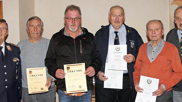 Ehrungen bei der Reservisten- und Soldatenkameradschaft Ebelsbach, von links: Ewald Vogel, Peter Wille, Volker Frank, das neue Ehrenmitglied Alois Hartmann, Otto Virnekäs und Franz Sennefelder  Foto: gg