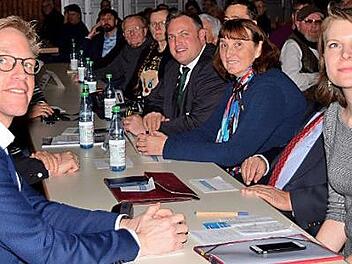 Hochkarätigen Besuch hatte die Veranstaltung zum Thema "Waffenrecht" der Königlich Privilegierten Scharfschützengesellschaft (von links): Erster Schützenmeister Erwin Kalb, Zweiter Landesschützenmeister Hans-Peter Gäbelein, Landesschützenmeister Christian Kühn (beide vom Bayerischen Sportschützenbund), Emmi Zeulner, Marc Henrichmann, BDS-Präsident Friedrich Gepperth, BDS-Vizepräsidentin Sigrid Schuh und Zweiter Schützenmeister Uwe Matzner.  Foto: Dieter Radziej