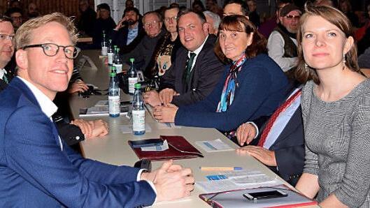 Hochkarätigen Besuch hatte die Veranstaltung zum Thema "Waffenrecht" der Königlich Privilegierten Scharfschützengesellschaft (von links): Erster Schützenmeister Erwin Kalb, Zweiter Landesschützenmeister Hans-Peter Gäbelein, Landesschützenmeister Christian Kühn (beide vom Bayerischen Sportschützenbund), Emmi Zeulner, Marc Henrichmann, BDS-Präsident Friedrich Gepperth, BDS-Vizepräsidentin Sigrid Schuh und Zweiter Schützenmeister Uwe Matzner.  Foto: Dieter Radziej