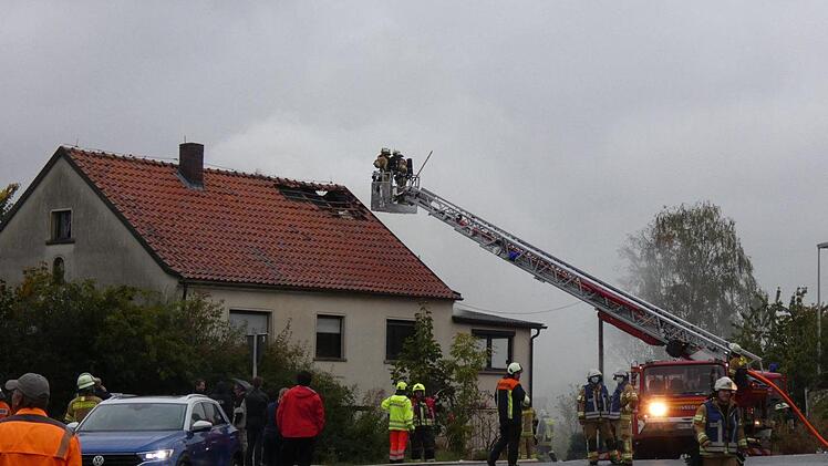 Aus dem Dachstuhl des Wohnhauses schlugen die Flammen.