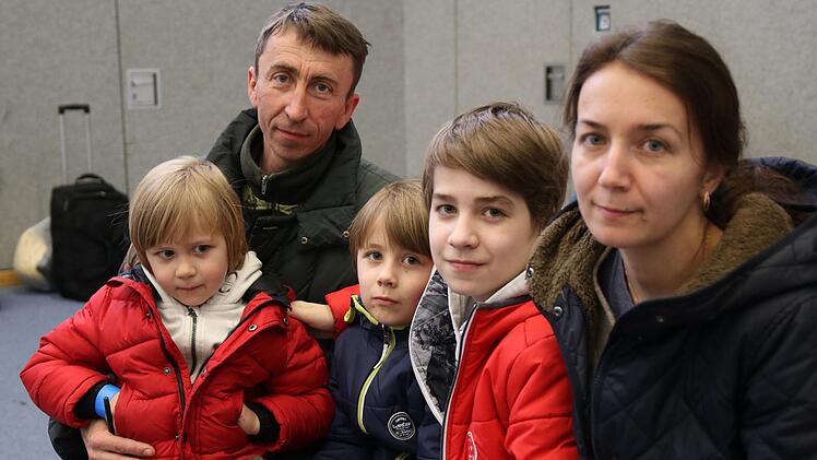 Sie sind dankbar, nun in Kulmbach zur Ruhe kommen zu können: Oleksandr Ostrovskyl mit seiner Frau Nataliia und den Kindern Nikita, Kiril und Matvii. Foto: Romy Denk