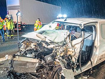 Der Fahrer des Kleintransporters wurde bei dem Unfall auf der A 73 in Forchheim schwer verletzt.