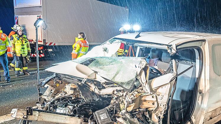 Der Fahrer des Kleintransporters wurde bei dem Unfall auf der A 73 in Forchheim schwer verletzt.
