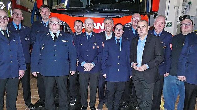 In der Feuerwehr Neuenmarkt wurde ein Generationswechsel in der Führung des Feuerwehrvereins und der aktiven Mannschaft vollzogen. Unser Bild zeigt (von links) KBI Jochen Lauterbach, Andreas Hoch, Kommandant Martin Kaiser, KBM Reiner Bär, Patrick ...