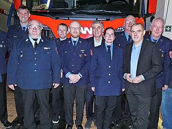In der Feuerwehr Neuenmarkt wurde ein Generationswechsel in der Führung des Feuerwehrvereins und der aktiven Mannschaft vollzogen. Unser Bild zeigt (von links) KBI Jochen Lauterbach, Andreas Hoch, Kommandant Martin Kaiser, KBM Reiner Bär, Patrick ...