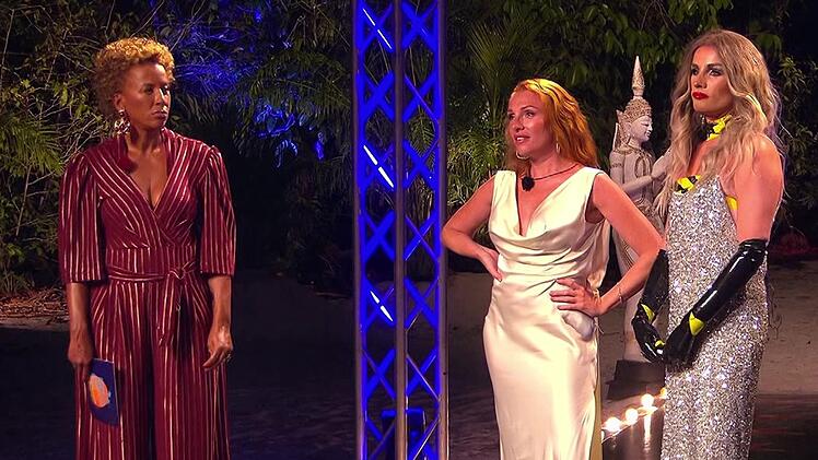 Am Ende der Zeremonie hatte Georgina Fleur (Mitte) sechs M&uuml;nzen, der zu "Madame Charlet" gewandelte Gino (rechts) sieben. Aber Arabella Kiesbauer (links) verk&uuml;ndete einen Plottwist.