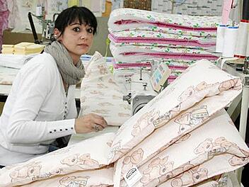 Ramona Eckert näht Babynestchen am laufenden Band  und macht ihre  Arbeit gern. Fotos: Sonja Adam