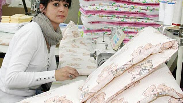 Ramona Eckert näht Babynestchen am laufenden Band  und macht ihre  Arbeit gern. Fotos: Sonja Adam