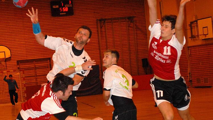 Der Forchheimer Tobias Radina (am Ball)  lotet im Sprung aus, ob die   Flugbahn Richtung TSH-Tor frei ist, entscheidet sich dann aber doch für den Pass. Foto:  herzopress