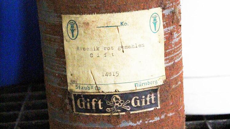 "Arsenik rot gemahlen" und "Gift" steht auf der Dose. Foto: Josef Hofbauer