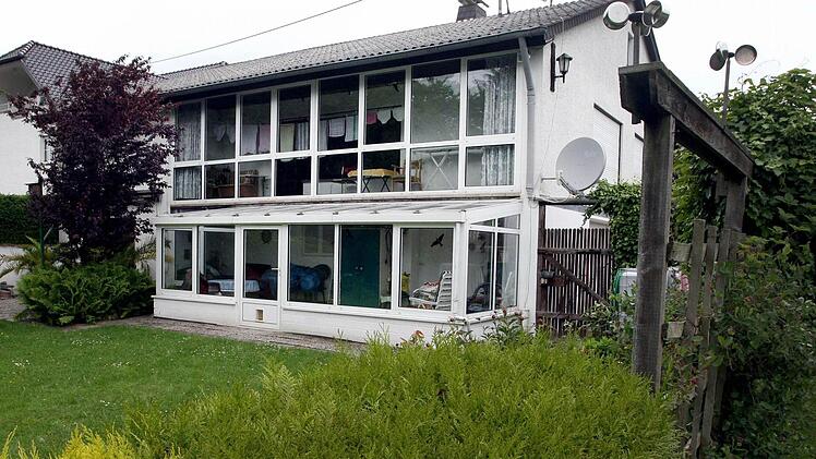 In diesem Haus in der Eifel-Gemeinde Kall ist am Sonntag ein verdächtiger Mann festgenommen worden. Hier soll der 57-Jährige mutmaßliche Schütze gewohnt haben. Foto: dpa