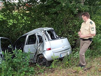 Auf 15 000 Euro schätzen die Beamten der Ebern Polizei den Schaden an dem Opel Meriva. Der Fahrer kam mit leichten Verletzungen davon. Foto: Eckehard Kiesewetter