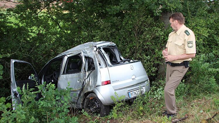 Auf 15 000 Euro schätzen die Beamten der Ebern Polizei den Schaden an dem Opel Meriva. Der Fahrer kam mit leichten Verletzungen davon. Foto: Eckehard Kiesewetter