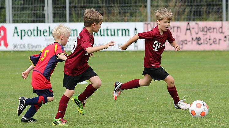 Die Eberner Dietz und Florschütz (rechts) spielen im U8-Turnier geschickt die Ketschendorfer Abwehr aus.