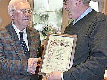 Hans Möckel (links) wurde zum Ehrenmitglied des VdK-Ortsverbands Rothenkirchen-Förtschendorf ernannt. 2. Vorsitzender Peter Neubauer überreichte die Ernennungsurkunde.  Foto: Karl-Heinz Hofmann