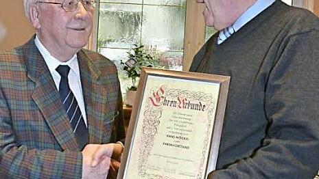 Hans Möckel (links) wurde zum Ehrenmitglied des VdK-Ortsverbands Rothenkirchen-Förtschendorf ernannt. 2. Vorsitzender Peter Neubauer überreichte die Ernennungsurkunde.  Foto: Karl-Heinz Hofmann
