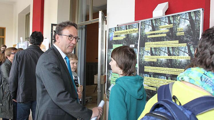 Ewald Maier von der Sparkasse informiert sich über transparente Schriften. Foto: Carmen Schwind