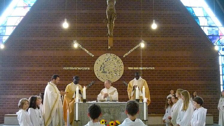 Im Festgottesdienst in der St. Josef-Kirche zelebrierten Bamberger und senegalesische Priester. Foto: Marion Krüger-Hundrup