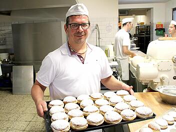 Jürgen Feiler, der zusammen mit seinem Bruder Udo die Backstube in Creidlitz leitet, präsentiert frische Krapfen.  Foto: Oliver Schmidt
