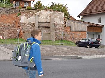 In der Unteren Marktstraße stand bis zu seinem Abriss im Jahr 2010 das Baywa-Gebäude. Seither klafft hier eine Baulücke. Fahrzeuge parken auf der Fläche. Schön sieht es dort auch nicht aus. Doch damit könnte es schon bald vorbei sein. Hier soll die sogenannte Kulturscheune entstehen. Fotos: Kathrin Kupka-Hahn