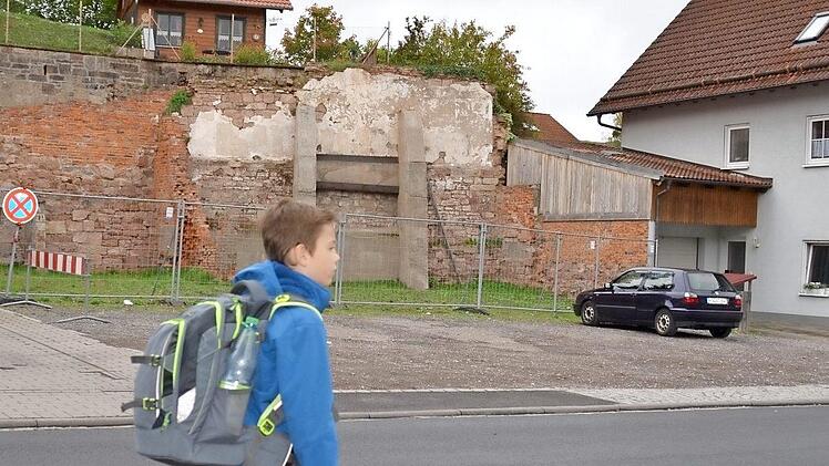 In der Unteren Marktstraße stand bis zu seinem Abriss im Jahr 2010 das Baywa-Gebäude. Seither klafft hier eine Baulücke. Fahrzeuge parken auf der Fläche. Schön sieht es dort auch nicht aus. Doch damit könnte es schon bald vorbei sein. Hier soll die sogenannte Kulturscheune entstehen. Fotos: Kathrin Kupka-Hahn