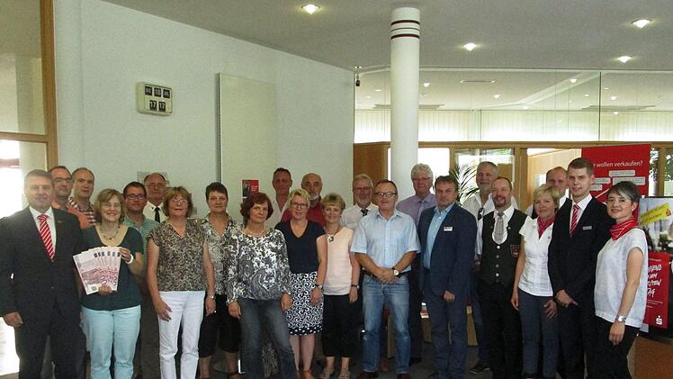 Geschäftsstellenleiter Matthias Warmuth (links) und seine Assistenten (von rechts) Bianca Mende, Patrick Keller und Heidi Leiber übergaben Spenden in Höhe von mehr als 8000 Euro an die Vertreter von Schulen, Kindergärten und Vereinen.  Foto: Winfried Ehling