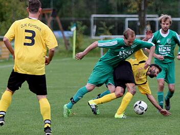 Die beiden Steinsfelder Oliver Junghans (Dritter  von rechts) und Spielertrainer Michael Pottler (rechts) stoppen  energisch den Fürnbacher Ismail Tekin. Links der Fürnbacher Dominik Zänglein (Nummer 3)
