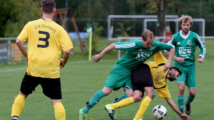 Die beiden Steinsfelder Oliver Junghans (Dritter  von rechts) und Spielertrainer Michael Pottler (rechts) stoppen  energisch den Fürnbacher Ismail Tekin. Links der Fürnbacher Dominik Zänglein (Nummer 3)