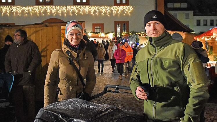 wetlana und Marcus Sziedat und ihre vier Monate alten Zwillinge, Neubürger in Haßfurt, genossen ihren Besuch beim Nikolausmarkt der Hobbybastler. Foto: Ulrike Langer